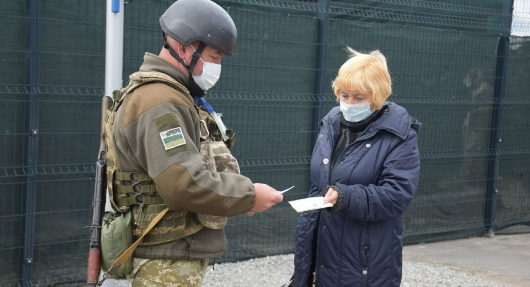 На КПВВ "Новотроицкое" женщина предложила взятку сотрудникам ГПСУ