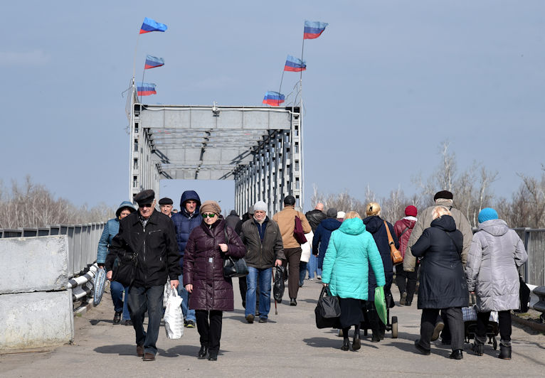 Проход по спецразрешению: как происходит пропуск на КПП "Станица Луганская" после блокировки со стороны НВФ (видео)