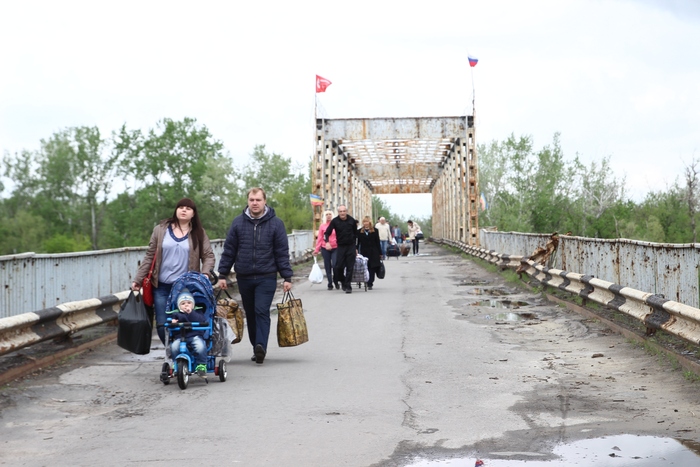 Переселенці повідомляють, що НЗФ не пропускають людей через КПП "Станиця Луганська"