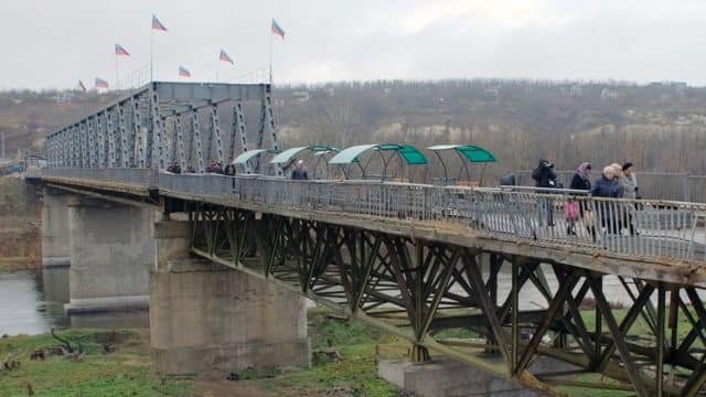 Правозащитники заявили, что блокировка пропуска на КПП "Станица Луганская" не связана с пандемией в ОРДЛО