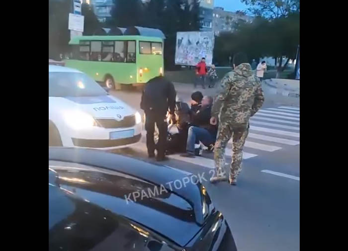 В Краматорске женщина с ребенком попали под автомобиль полиции: полицейские прокомментировали событие (видео)