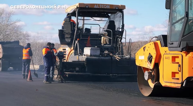 На Луганщині ремонтують дорогу біля Пролетарського мосту (відео)