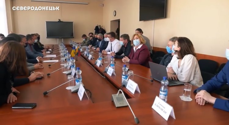 Делегація з Литви відвідала Луганщину: вразило будівництво доріг на Донбасі (відео)
