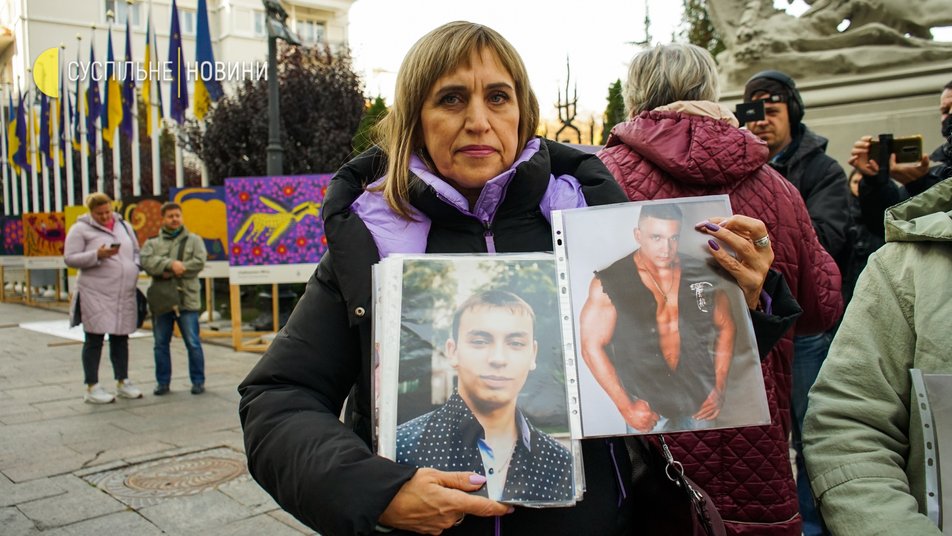 В Киеве родственники и пленных в ОРДЛО и пропавших без вести в ООС вышли на акцию под Офис президента