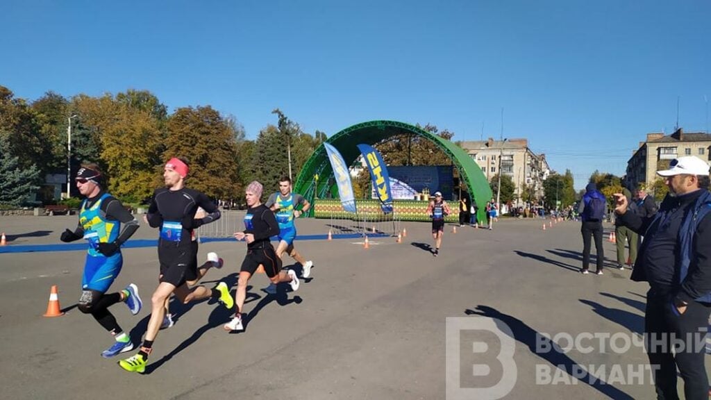 В Славянске проходят соревнования по триатлону (фото)