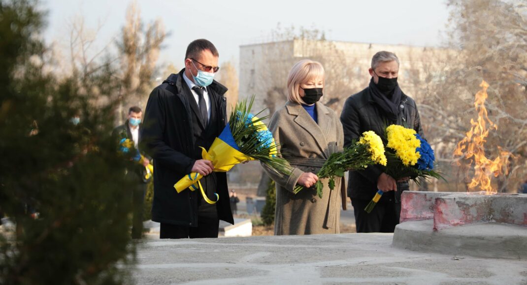 На Луганщине состоялась церемония почтения памяти по случаю Дня освобождения Украины от фашистских захватчиков