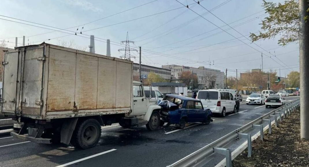 В Мариуполе произошло масштабное ДТП при участии четырех автомобилей (фото)