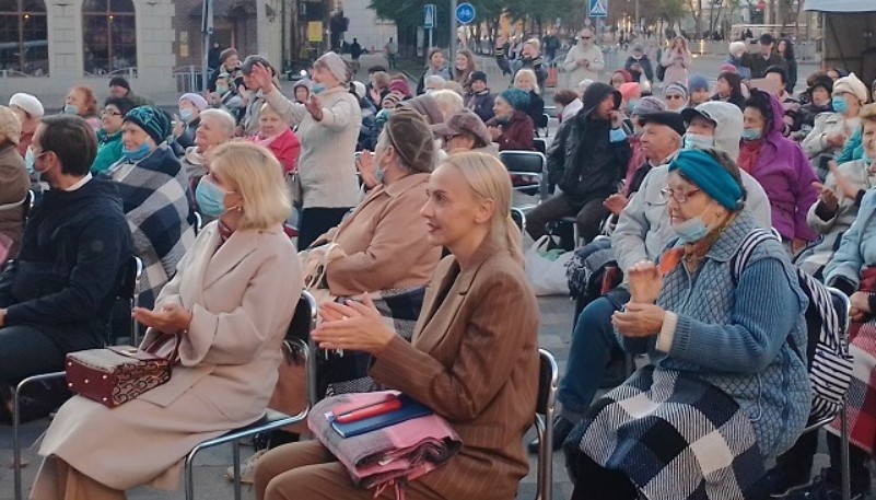 У Маріуполі містян привітали з Днем людей похилого віку