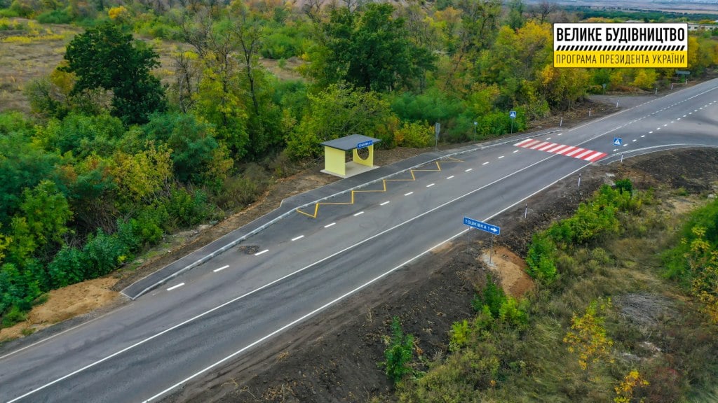 На отремонтированной дороге возле Золотого на Луганщине нанесли разметку