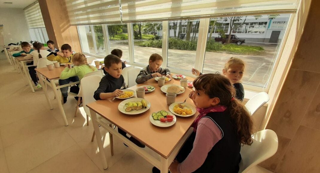 Фалафель, мак энд чиз, наггетсы: как в школах Мариуполя кормят по новому меню