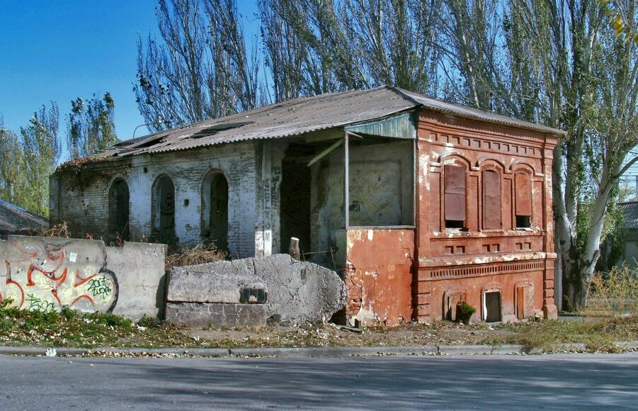 В Мариуполе превращается в свалку старинный купеческий дом