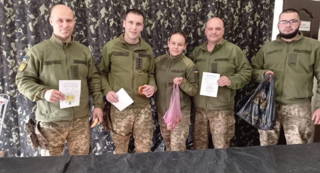 Школярі передали подарунки українським захисникам в зону ООС: фото