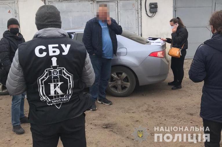 В Луганской области задержали на взятке начальника отдела одного из городских советов (фото)