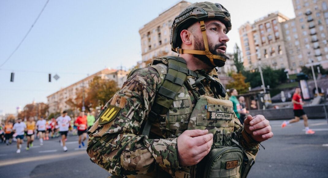 В Киеве ветеран АТО пробежал 10 км дистанцию в полной экипировке весом более 30 килограммов