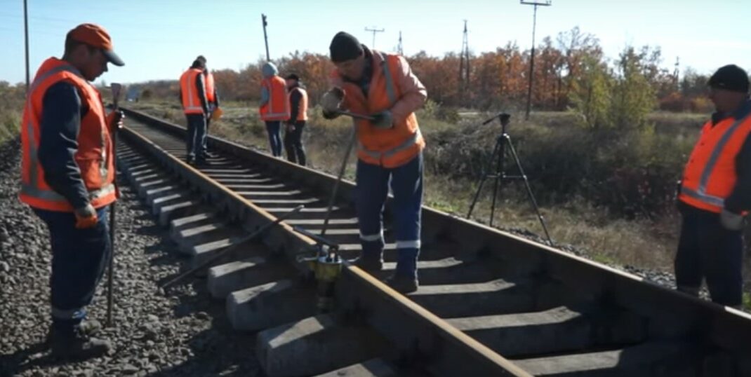 В районе Красногоровки восстанавливают разбитые снарядами ж/д пути