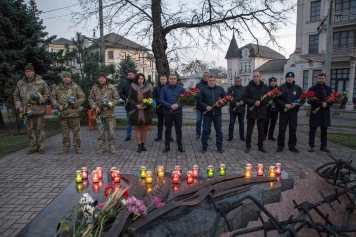 У Маріуполі вшанували пам'ять жертв Голодомору (фото)