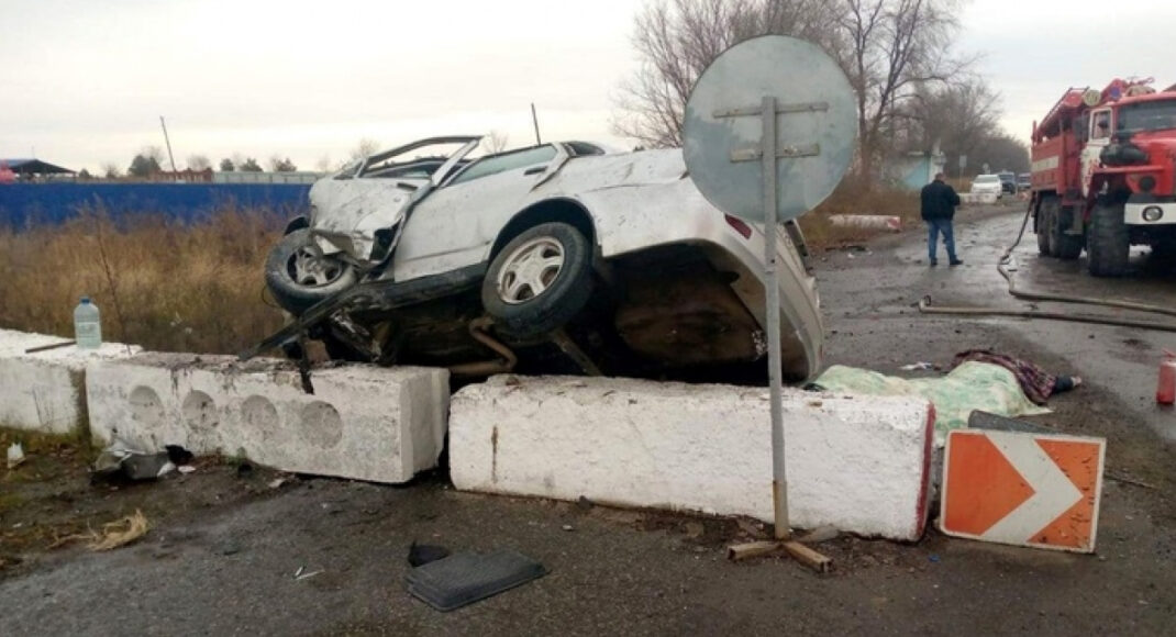 В районе оккупированного Луганска автомобиль попал в ДТП возле блокпоста: два человека погибли
