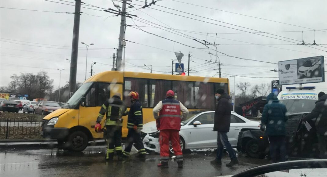 У Краматорську зіткнулися маршрутка і два автомобілі