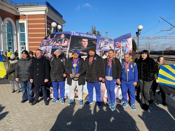 В Краматорске встретили своих чемпионов мира по пауэрлифтингу
