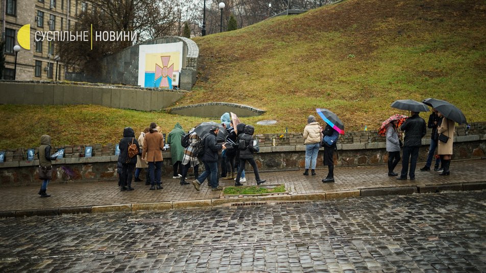 В Киеве убирали Аллею Героев Небесной Сотни и обновили портреты героев (фото)