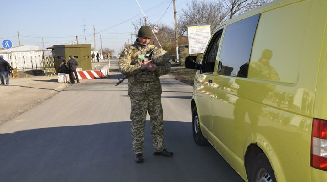 Донеччани розповіли, як новим маршрутом виїхати з ОРДЛО через Луганськ