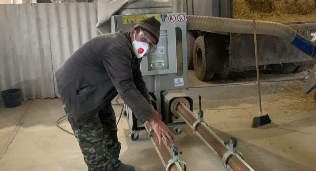 Підприємець з Луганщини за підтримки USAID виготовляє біопаливо з соломи