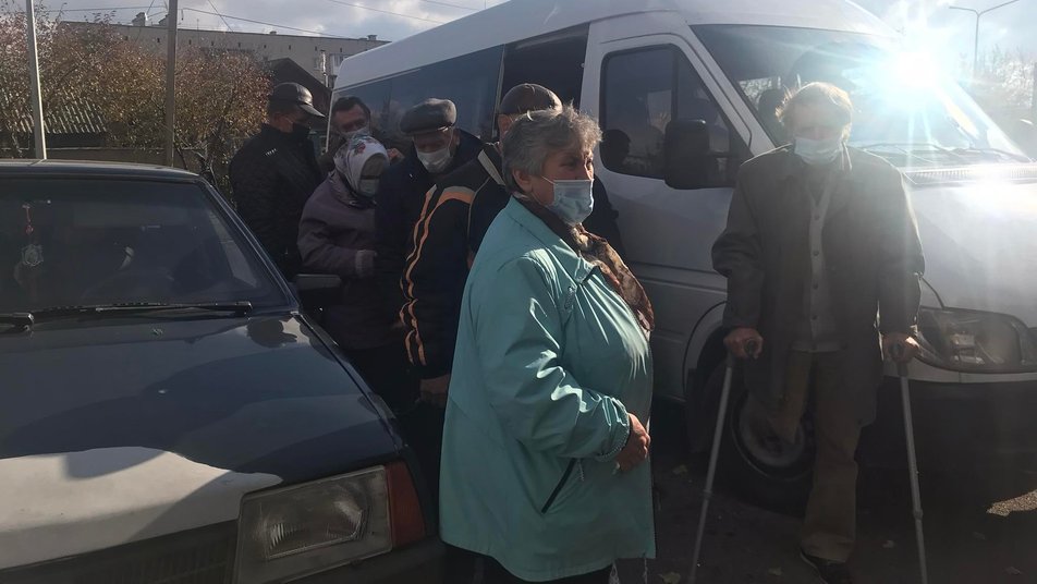 Для жителей отдаленных поселков Луганщины организовали перевозку на вакцинацию