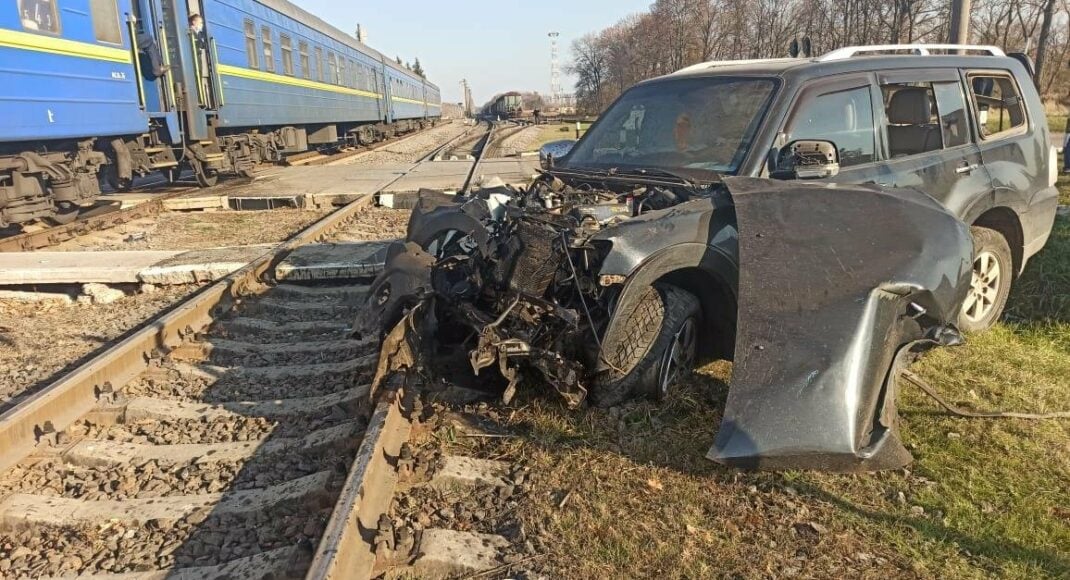 Поїзд Лисичанськ-Ужгород збив позашляховик депутатки Харківської облради (фото)