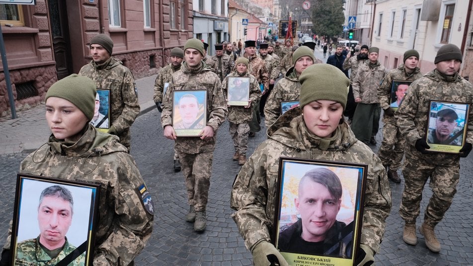 В Черновцах торжественно встретили военных из ООС (фото)