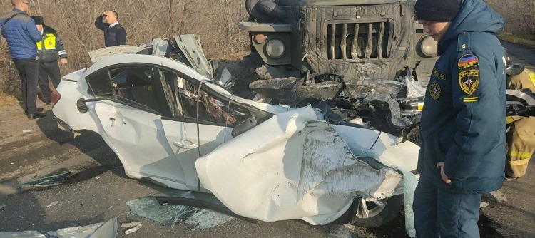 В ОРДО грузовик членов НВФ раздавил автомобиль с семьей из трех человек: погиб ребенок (фото)