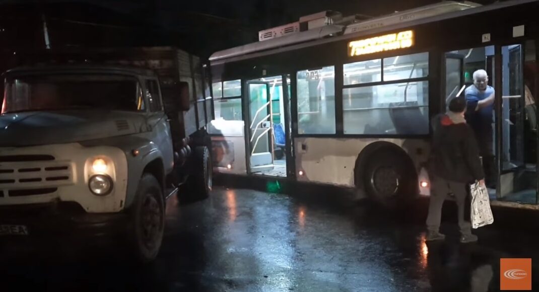 У Слов'янську на переході вантажівка збила пішохода: також в авто врізався тролейбус (відео)