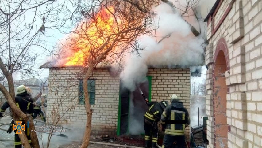 У Слов'янську гасили пожежу в гаражі: згорів автомобіль Рено