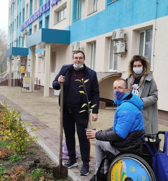 У Маріуполі біля коронавірусної лікарні висадили Алею здоров'я (фото)