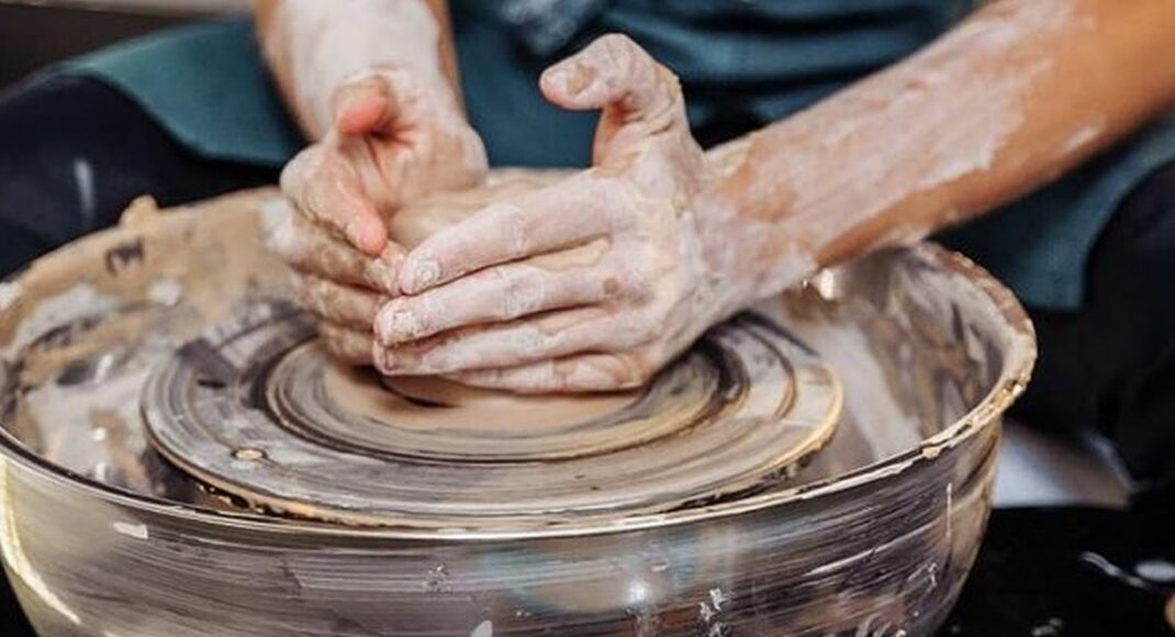 Возвращение к истокам: как в Мариуполе учат создавать шедевры из керамики