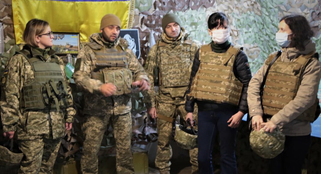 Посол Ирландии совершила визит позиций украинских военных вблизи Широкино (фото)
