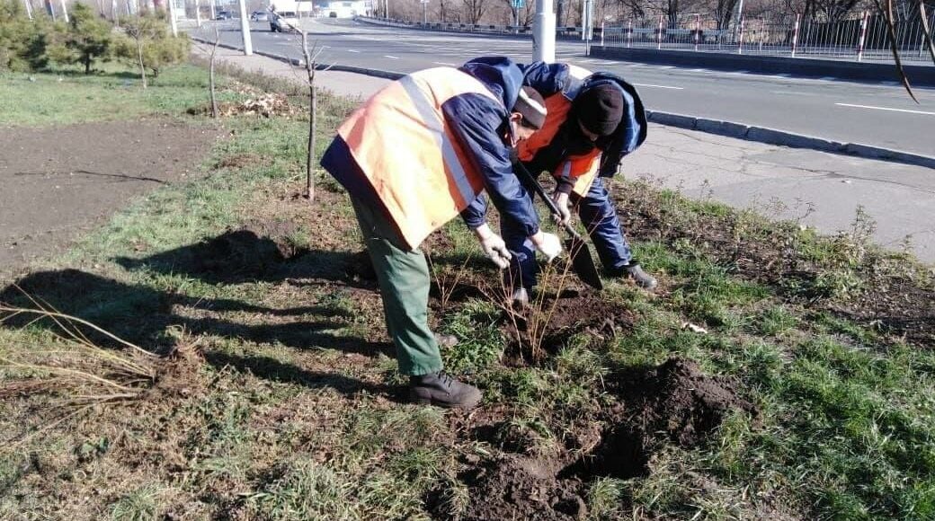 В оккупированном Донецке 600 человек вывели на уборку города от мусора