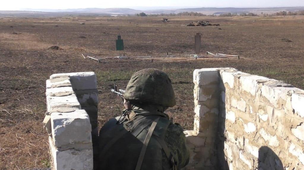 Боевики НВФ "ДНР" провели военные учения на подконтрольной территории