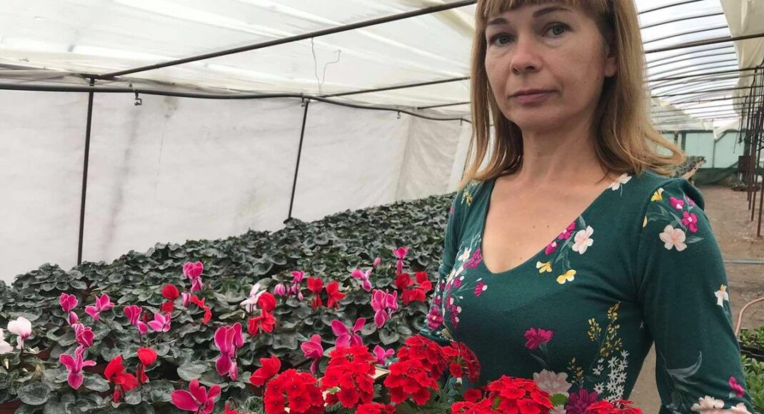 Жители прифронтового села на Луганщине выращивают цветы в теплицах