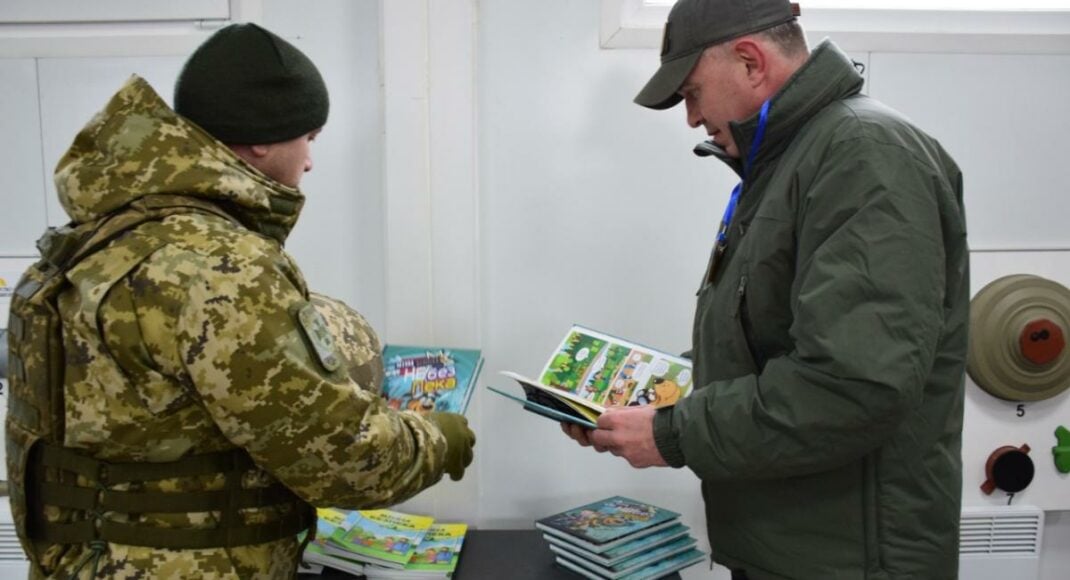 На КПВВ "Станиця Луганська" провели інформування про мінну безпеку (фото)