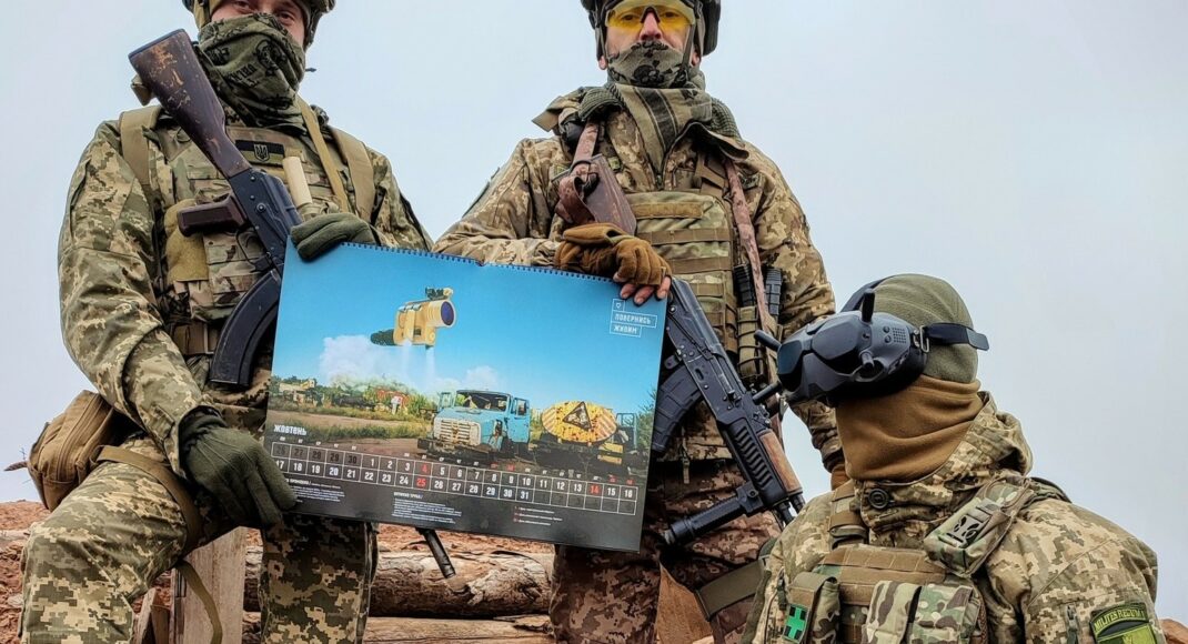 У Києві презентували календар "Повернись живим" з фотографіями про війну на Донбасі та важливість підтримки українських військових