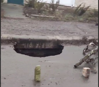 В Бахмуте на проезжей части провалился асфальт
