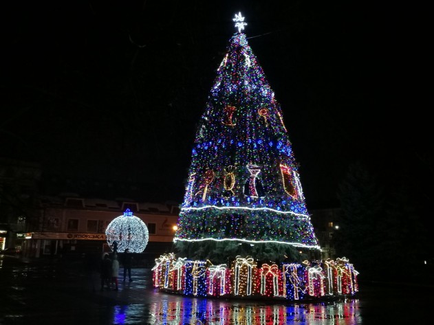 В Бахмуте открыли главную елку и зажгли новогоднюю иллюминацию за 750 тысяч гривен (фото)