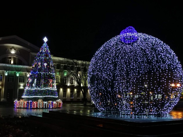 В Бахмуте открыли главную елку и зажгли новогоднюю иллюминацию за 750 тысяч гривен (фото)