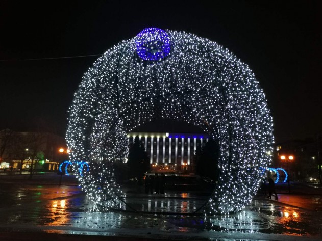 В Бахмуте открыли главную елку и зажгли новогоднюю иллюминацию за 750 тысяч гривен 