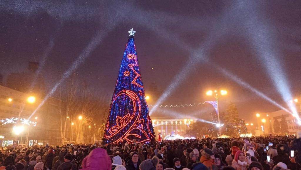 В оккупированном Донецке открыли городскую елку в виде кондитерского рожка, — соцсети (фото)