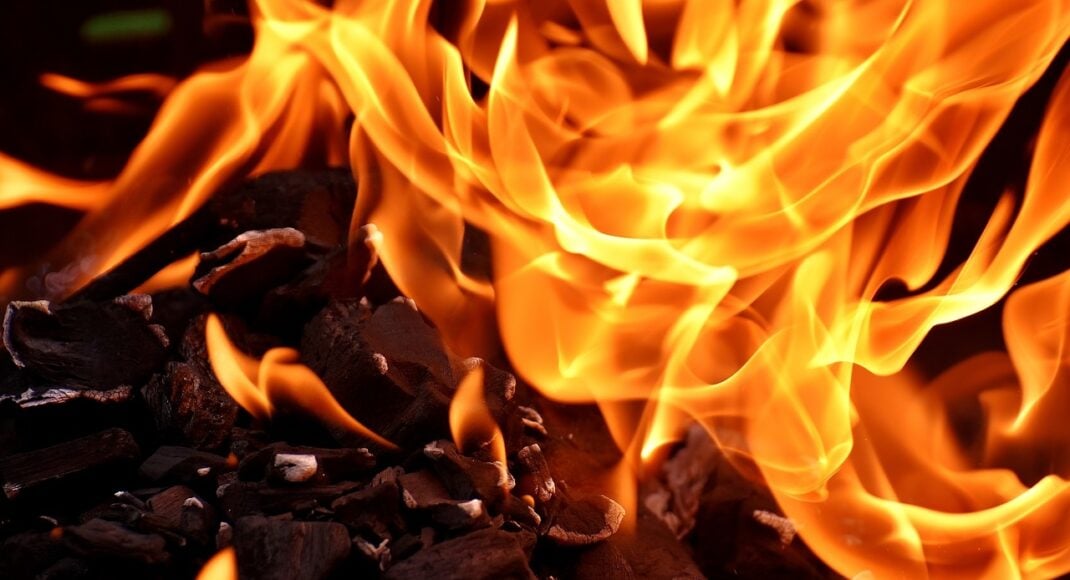 В Покровском районе мужчина получил тяжелые травмы и отравление угарным газом при пожаре
