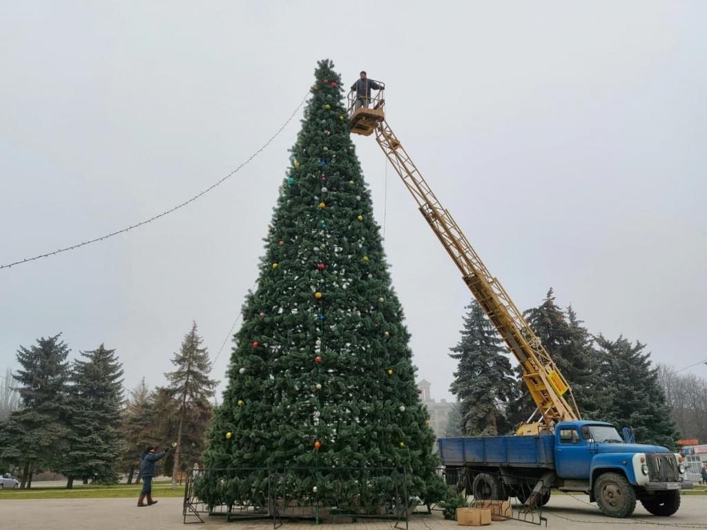 В оккупированной Горловке установили главную новогоднюю елку (фото)