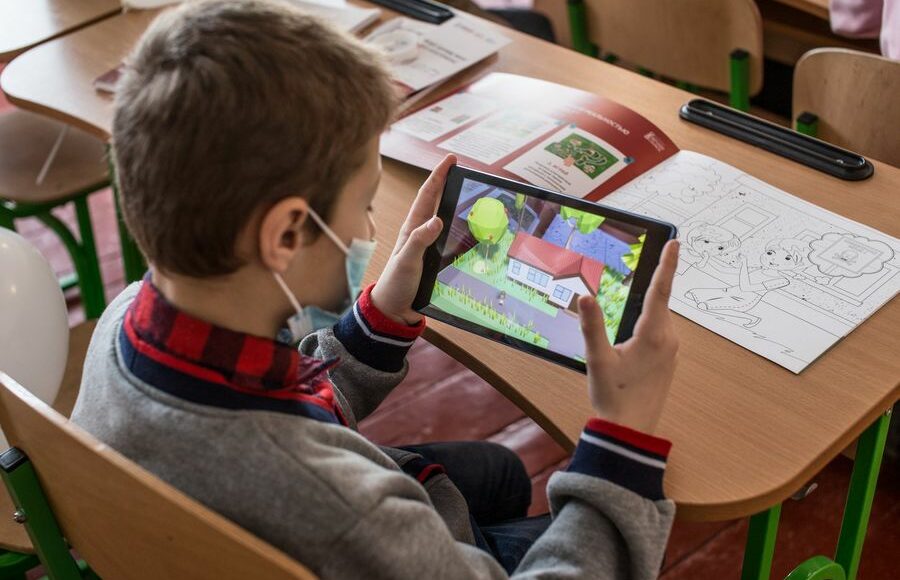 Дітей на сході України за допомогою цифрових технологій навчають основам безпеки