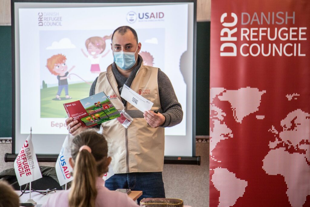 Детей на востоке Украины учат с помощью цифровых технологий учат основам безопасности в условиях конфликта