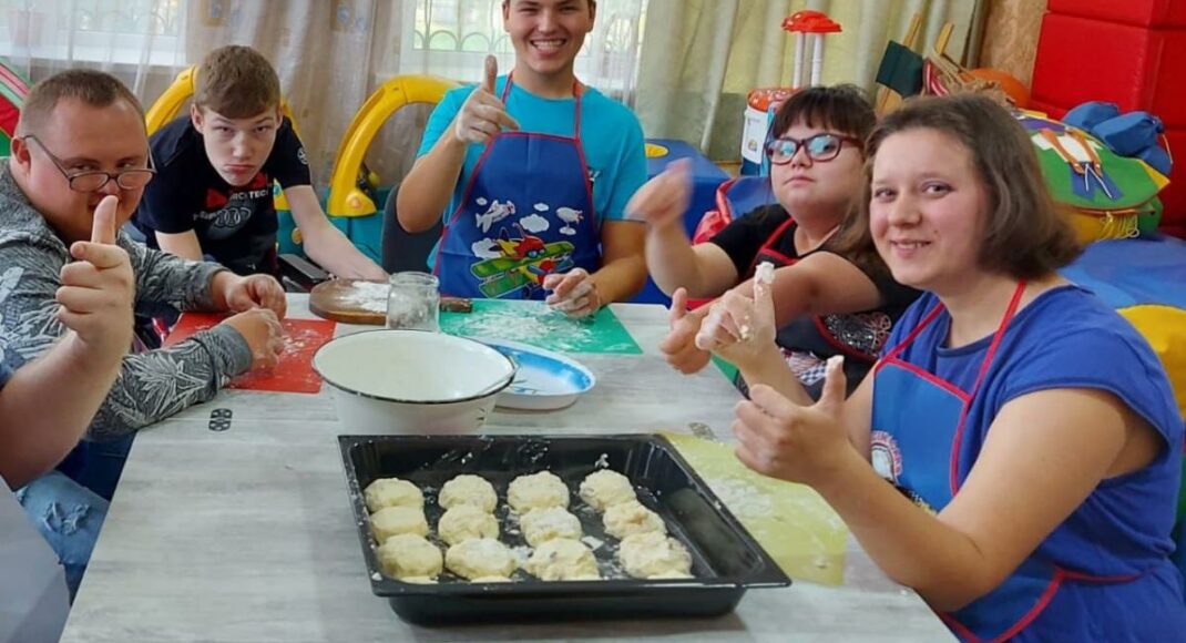 У Добропіллі дітей з інвалідністю вчать готувати